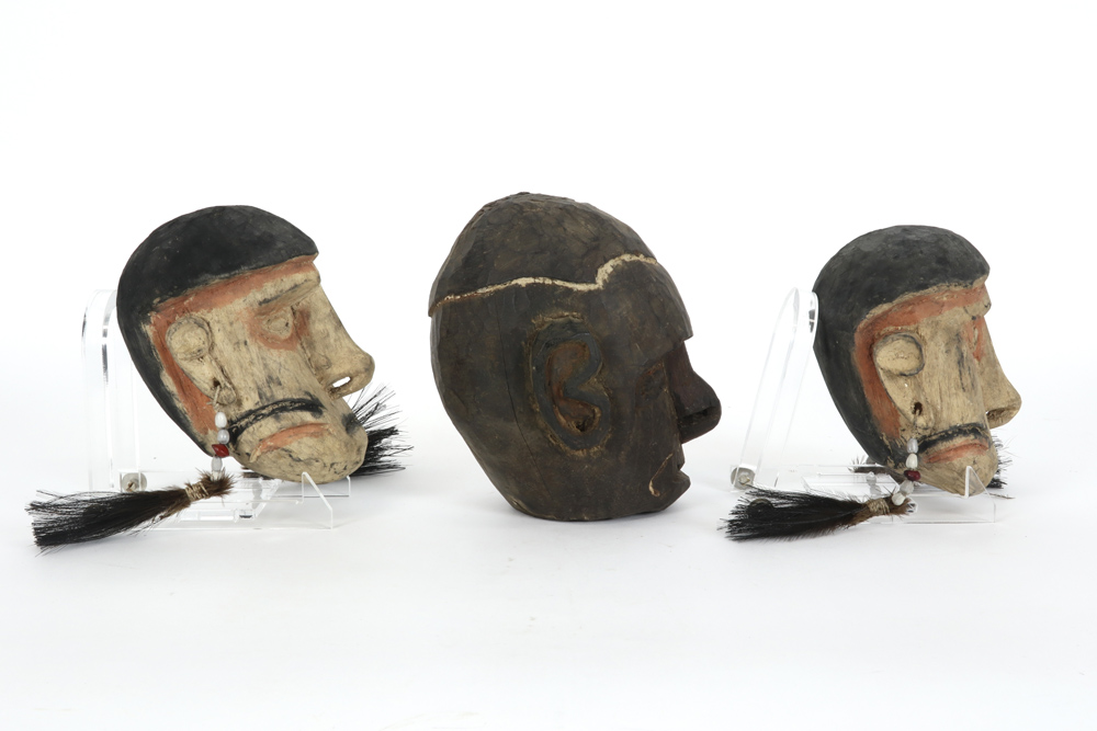 three Irian Jaya surrogate headhunter skulls || INDONESIE / IRIAN JAYA lot van drie surrogaat- - Image 3 of 4