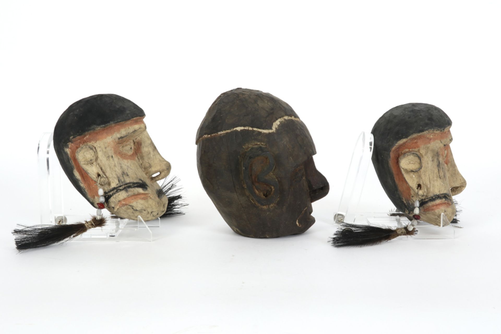 three Irian Jaya surrogate headhunter skulls || INDONESIE / IRIAN JAYA lot van drie surrogaat- - Bild 3 aus 4