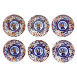 six plates in Japanese porcelain with Imari decor || Lot van zes borden in Japans porselein met