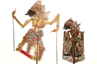 two 'Wayang' shadow puppets || Lot van twee mooie Indonesische zgn 'Wajang' schaduwpoppen