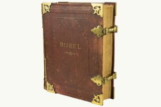 19th Cent. leather bound bible with mountings in brass, dated 1864 || Negentiende eeuwse in leder