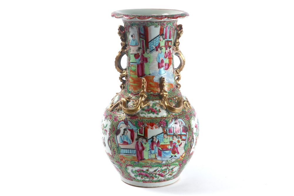 19th Cent. Chinese vase in porcelain with a Cantonese decor || Negentiende eeuwse Chinese vaas in - Image 5 of 7