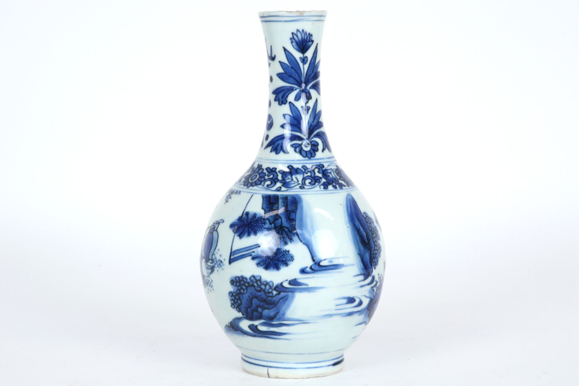 antique Chinese, presumably Kang Xi period vase in porcelain with a blue-white animated landscape - Bild 3 aus 5