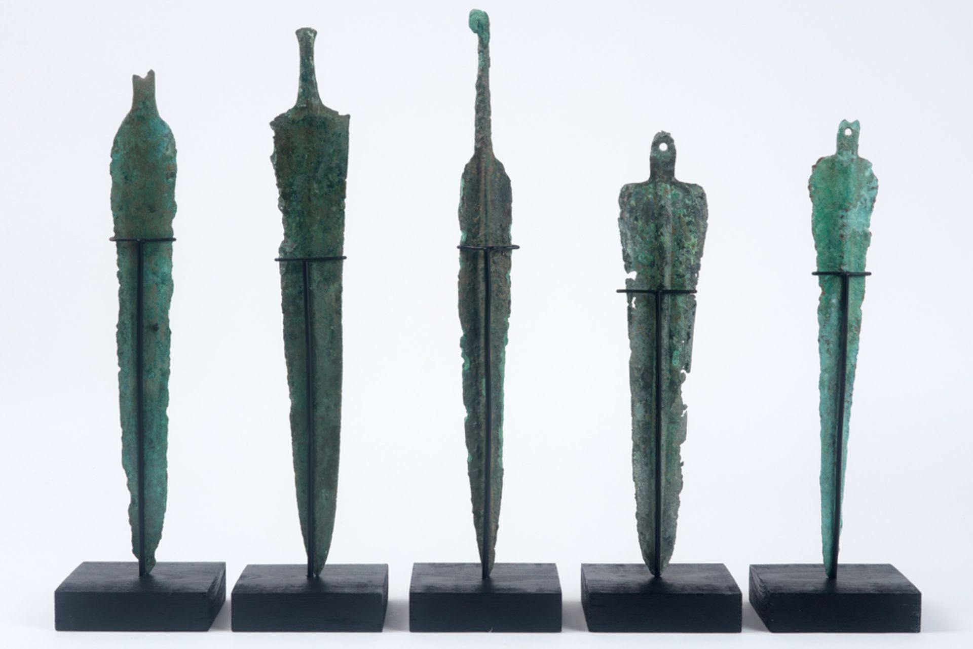 five Ancient Persia Luristan period spearheads in bronze with typical patina || OUD IRAN - - Bild 2 aus 3