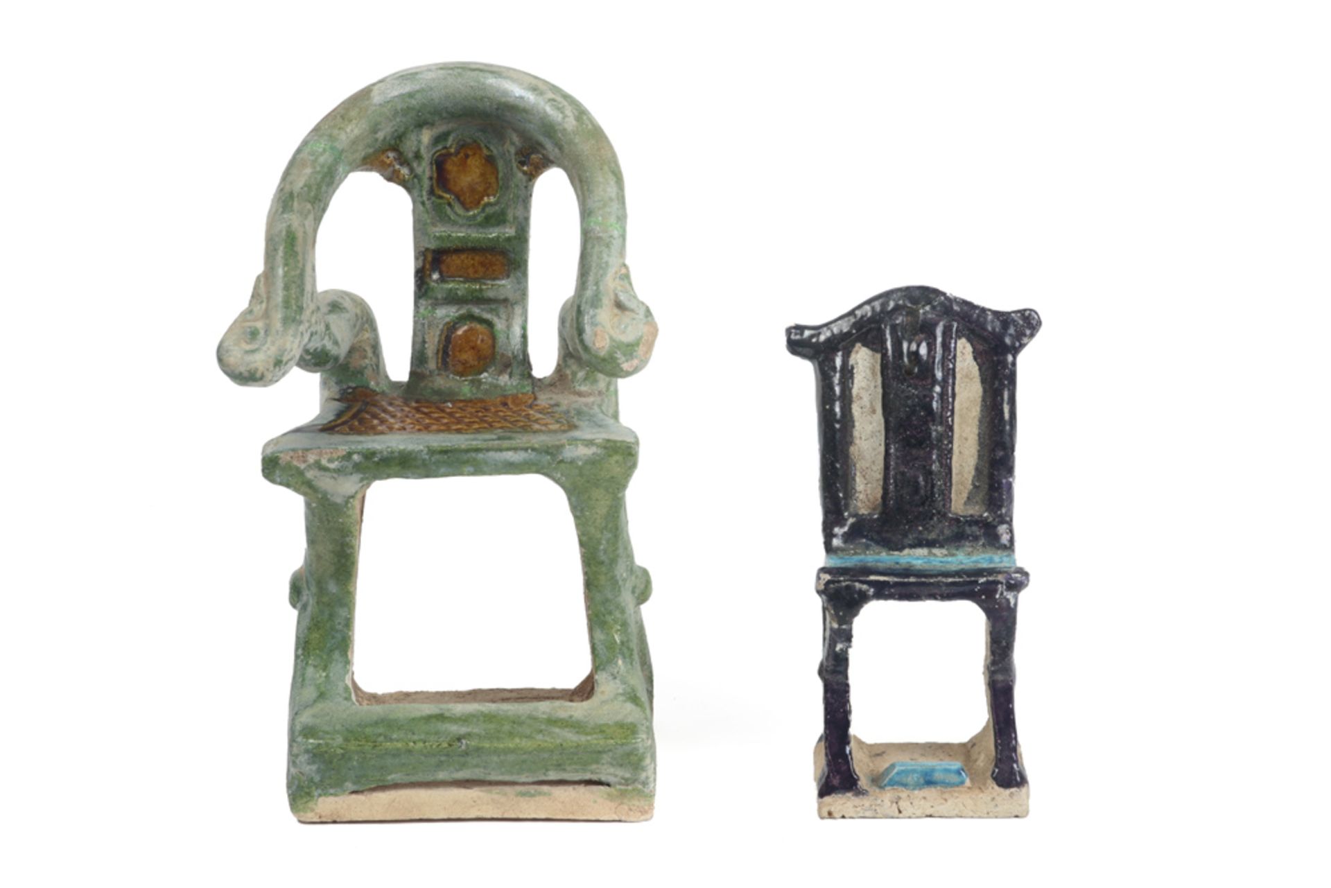 two Chinese Ming period tomb furniture items (chairs) in glazed earthenware || CHINA - MING-DYNASTIE - Bild 2 aus 5