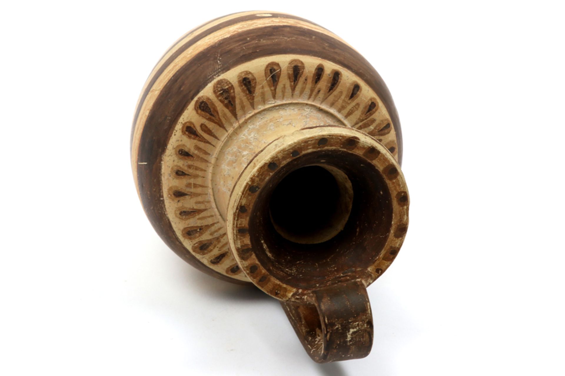Ancient Greece South Italian pitcherin painted earthenware || OUD GRIEKENLAND - ZUID-ITALIË kruik in - Image 3 of 4