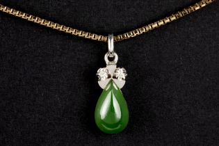 chain in yellow gold (18 carat) with a pendant with a drop shaped jade cabochon || Ketting in