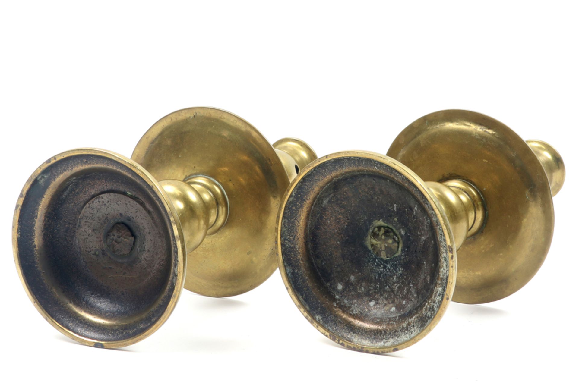 pair of antique candlesticks in brass || Paar antieke schijfkandelaars in koper - hoogte : 21,5 cm - Image 4 of 4