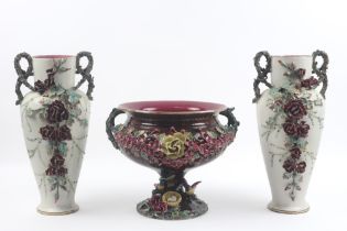 three pieces of antique "Barbotine" ceramic || Lot (3) antieke zgn "Barbotine" faïence met een