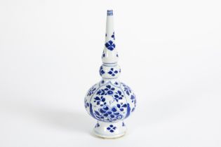 18th Cent. Chinese Kang Xi period flask in porcelain with a floral blue-white decor || Achttiende