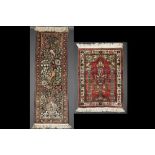 two small silk Cachmere rugs || Lot van twee Kashmir-tapijtjes in zijde : één met een bidtekening en