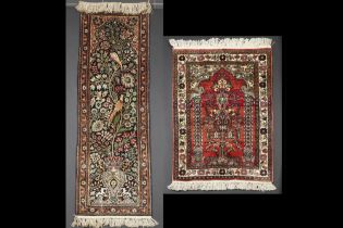 two small silk Cachmere rugs || Lot van twee Kashmir-tapijtjes in zijde : één met een bidtekening en