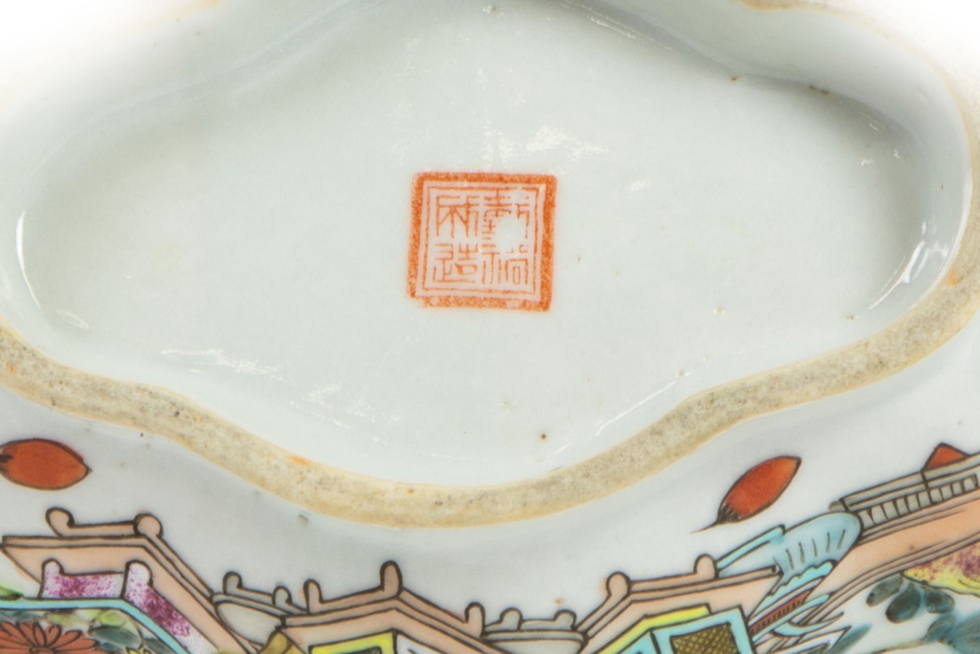antique Chinese bowl in marked porcelain with a polychrome decor || Antiek Chinees niervormig - Bild 2 aus 3
