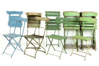 seventeen old foldable bistro chairs || Lot van 17 oude toeplooibare bistrostoelen
