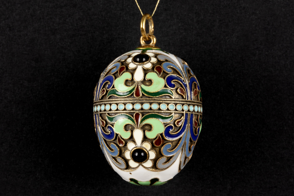 marked egg shaped cloisonné pendant incrusted with cabochon cut stones || Gemerkt eivormig pendatief