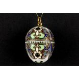 marked egg shaped cloisonné pendant incrusted with cabochon cut stones || Gemerkt eivormig pendatief