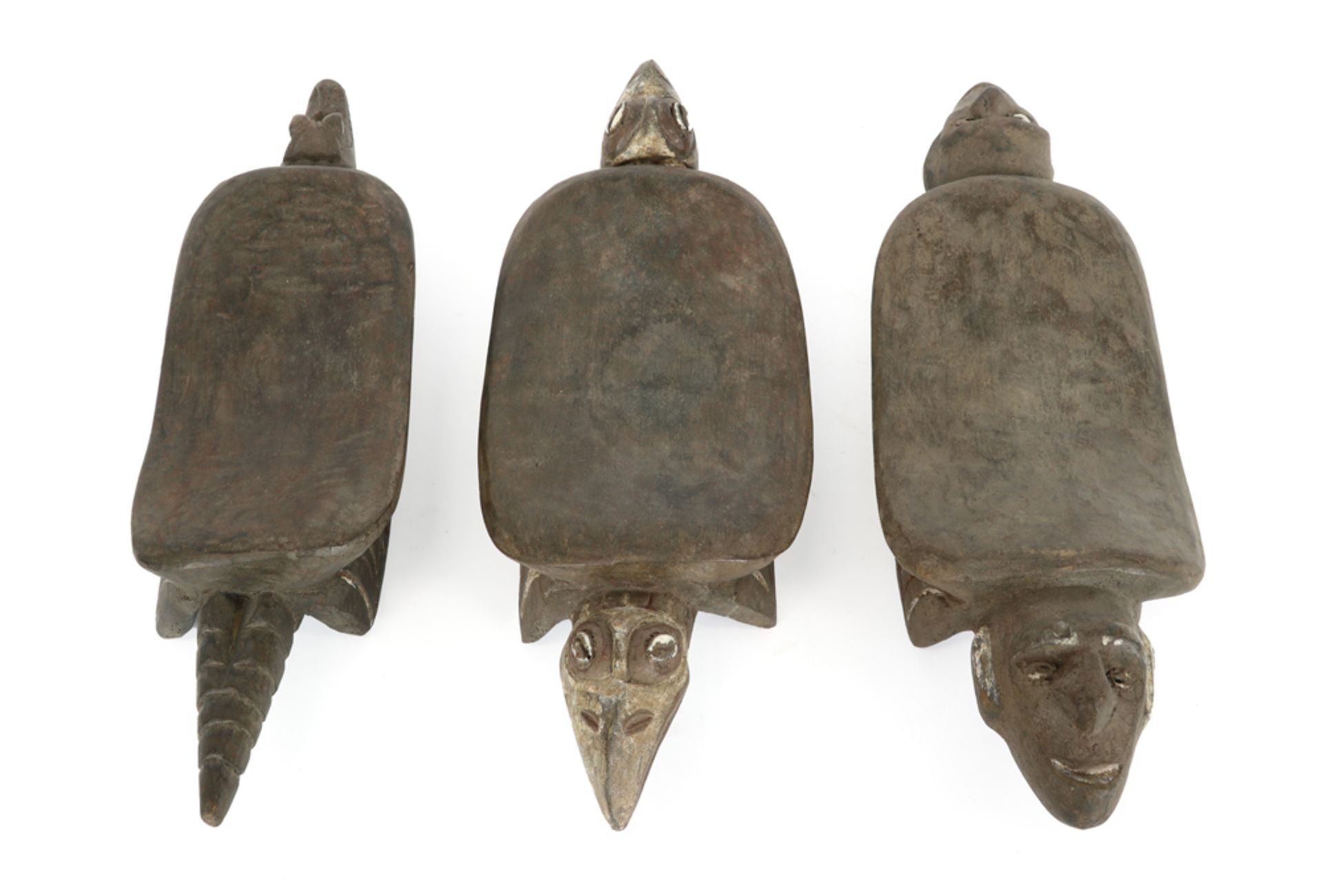 three Papua New Guinean Middle Sepik headrests in wood with sculpted animal heads || PAPOEASIE NIEUW - Bild 3 aus 5