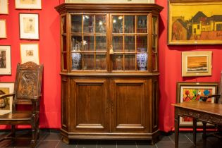 18th Cent. Flemish oak display-cabinet || Achttiende eeuwse Vlaamse vitrinekast in eik met vier