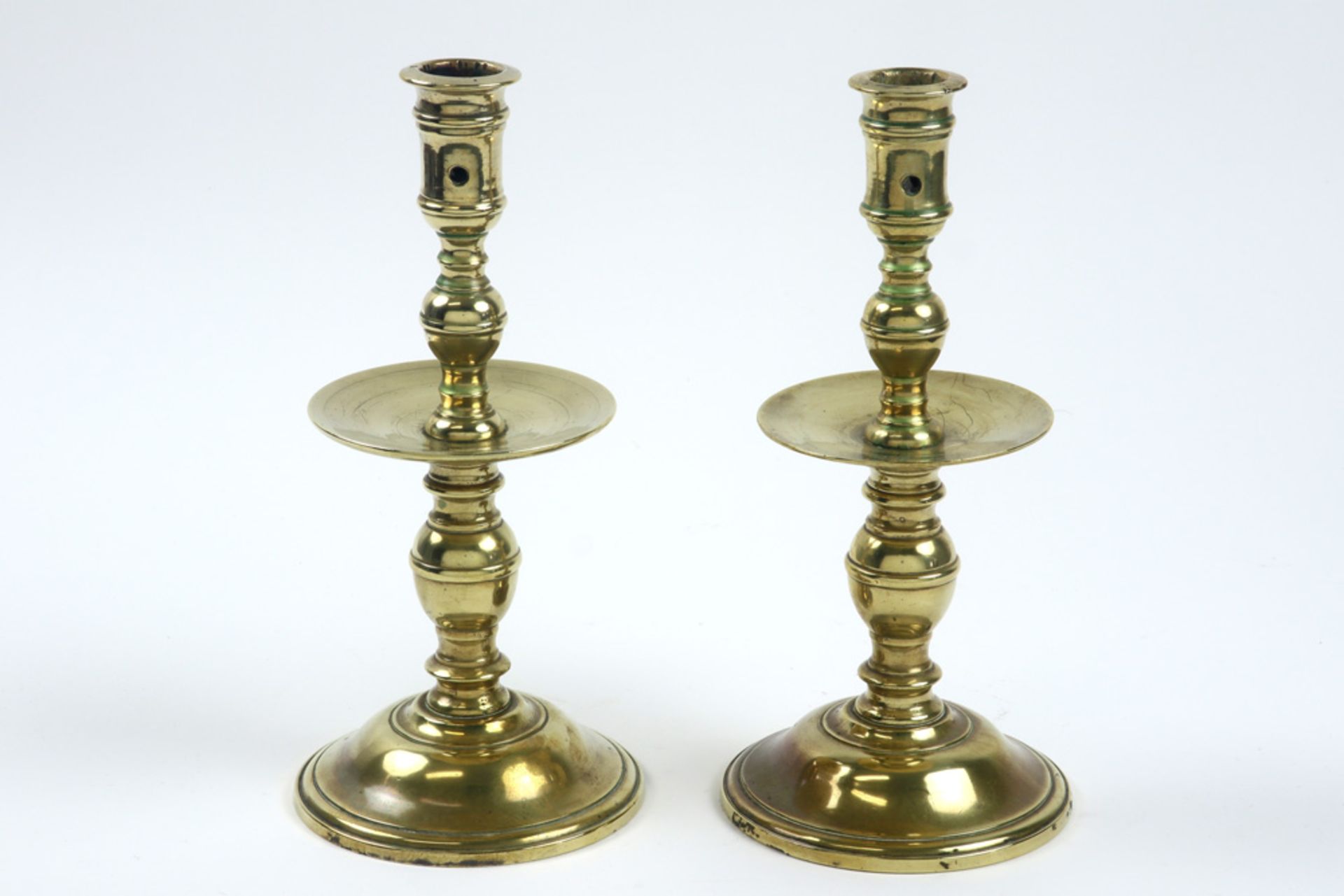 pair of antique candlesticks in brass || Paar antieke schijfkandelaars in geel koper - hoogte : 23,5 - Image 2 of 2