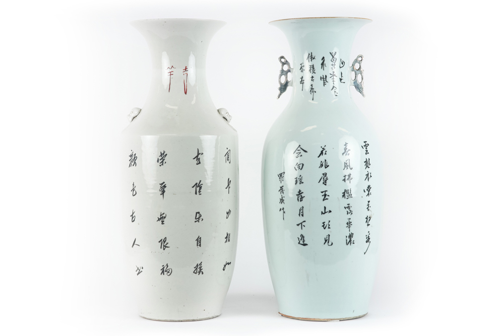 two Chinese Republic period vases in porcelain with a polychrome decor with figures || Lot van - Image 2 of 4