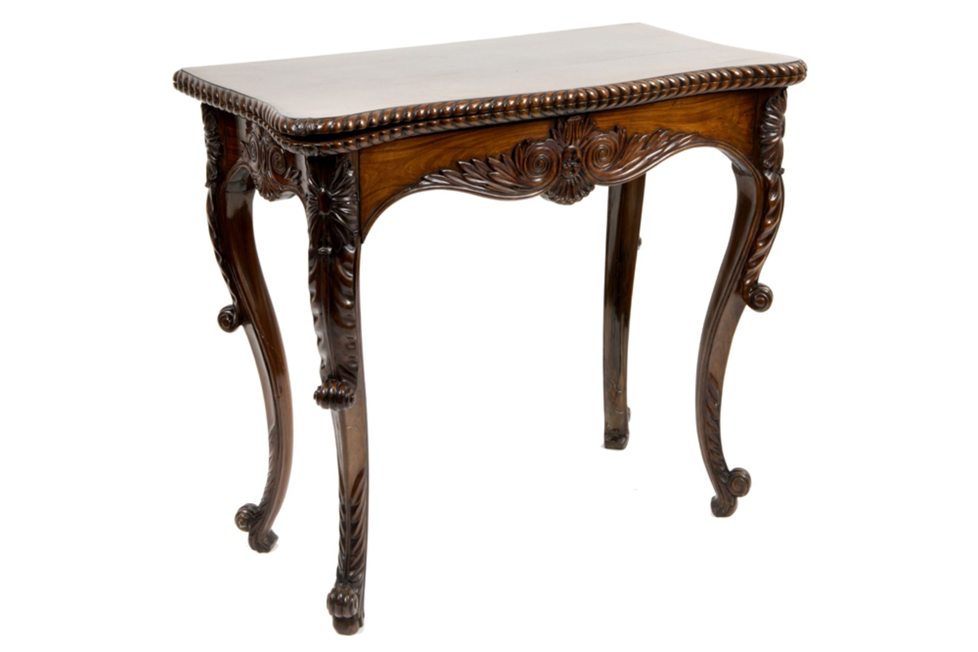 early 19th Cent. games-table in mahogany with finely sculpted ornamentation || Vroeg negentiende