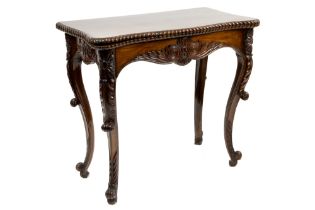 early 19th Cent. games-table in mahogany with finely sculpted ornamentation || Vroeg negentiende