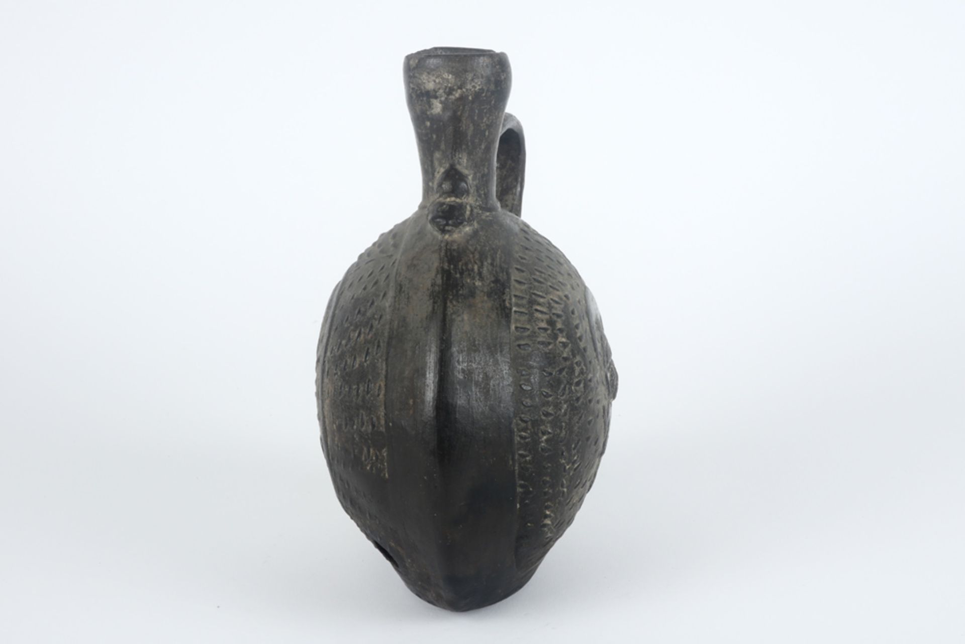 Pre-columbian pitcher in earthenware || Precolumbiaanse kruik in aardewerk met aan de ene zijde - Image 3 of 6
