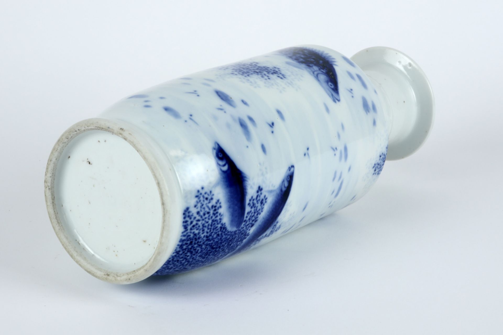 antique Japanese vase in porcelain with a blue-white decor with kois || Antieke Japanse vaas in - Bild 4 aus 4