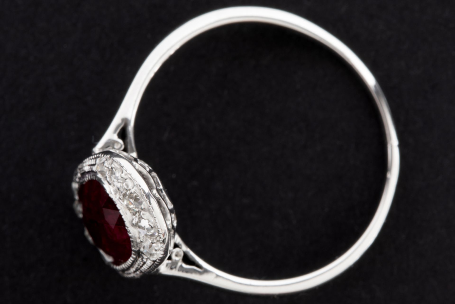 Art Deco ring in grey gold (18 carat) with a circa 2,20 carat, oval Siamese ruby and circa 0,25 - Image 2 of 2