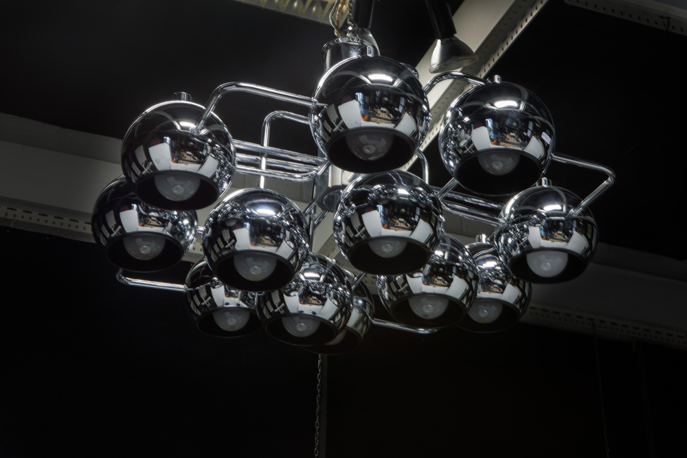 Gaetano Scoliari modernistic style chandelier in chromed metal || GAETANO SCOLIARI (1927 - 1994) - Image 2 of 2