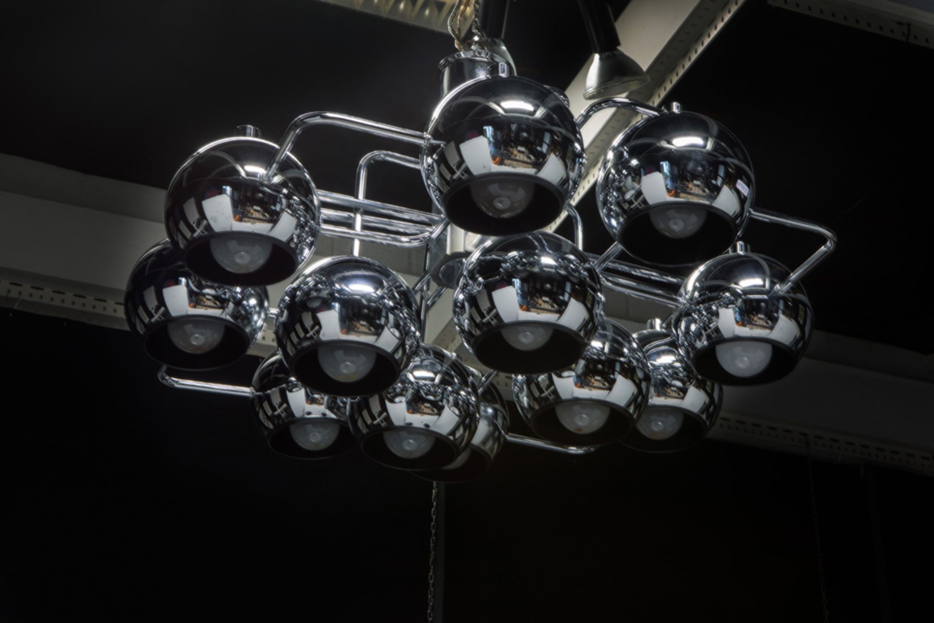Gaetano Scoliari modernistic style chandelier in chromed metal || GAETANO SCOLIARI (1927 - 1994) - Bild 2 aus 2