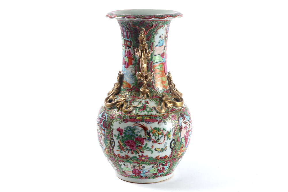 19th Cent. Chinese vase in porcelain with a Cantonese decor || Negentiende eeuwse Chinese vaas in - Image 2 of 7