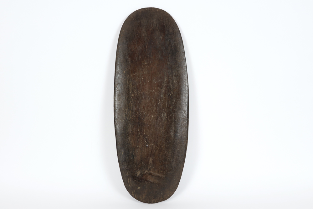 Papua New Guinean Trobiand Islands Skirt board in wood with a nice patina || PAPOEASIE NIEUW - - Image 2 of 3
