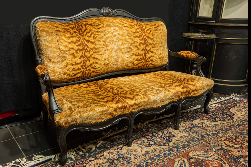 antique Louis XV style settee in black lacquered wood with a seventies' upholstery || Antieke canapé - Image 2 of 2