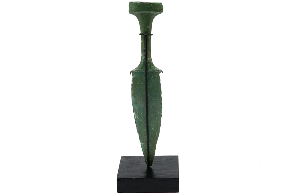 Ancient Orient dagger in bronze with a beautiful patina || OUDE OOSTEN - ca 1200 tot 800 BC dolk - Image 2 of 3