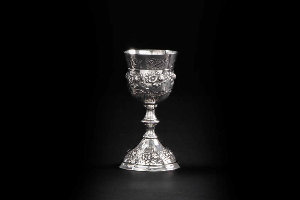 Jewish baroque style glass in silver || Joods bekertje in massief zilver met barokke ornamentiek - - Image 2 of 4