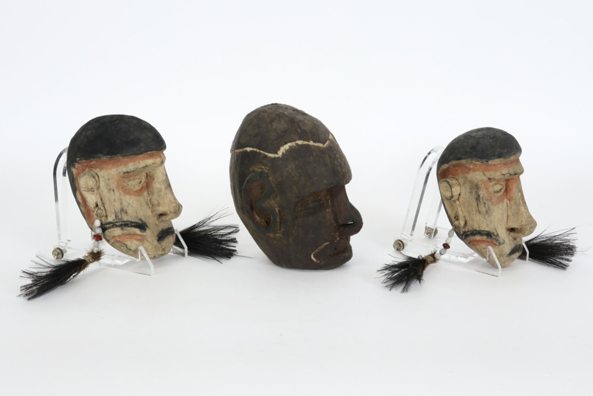 three Irian Jaya surrogate headhunter skulls || INDONESIE / IRIAN JAYA lot van drie surrogaat- - Bild 2 aus 4