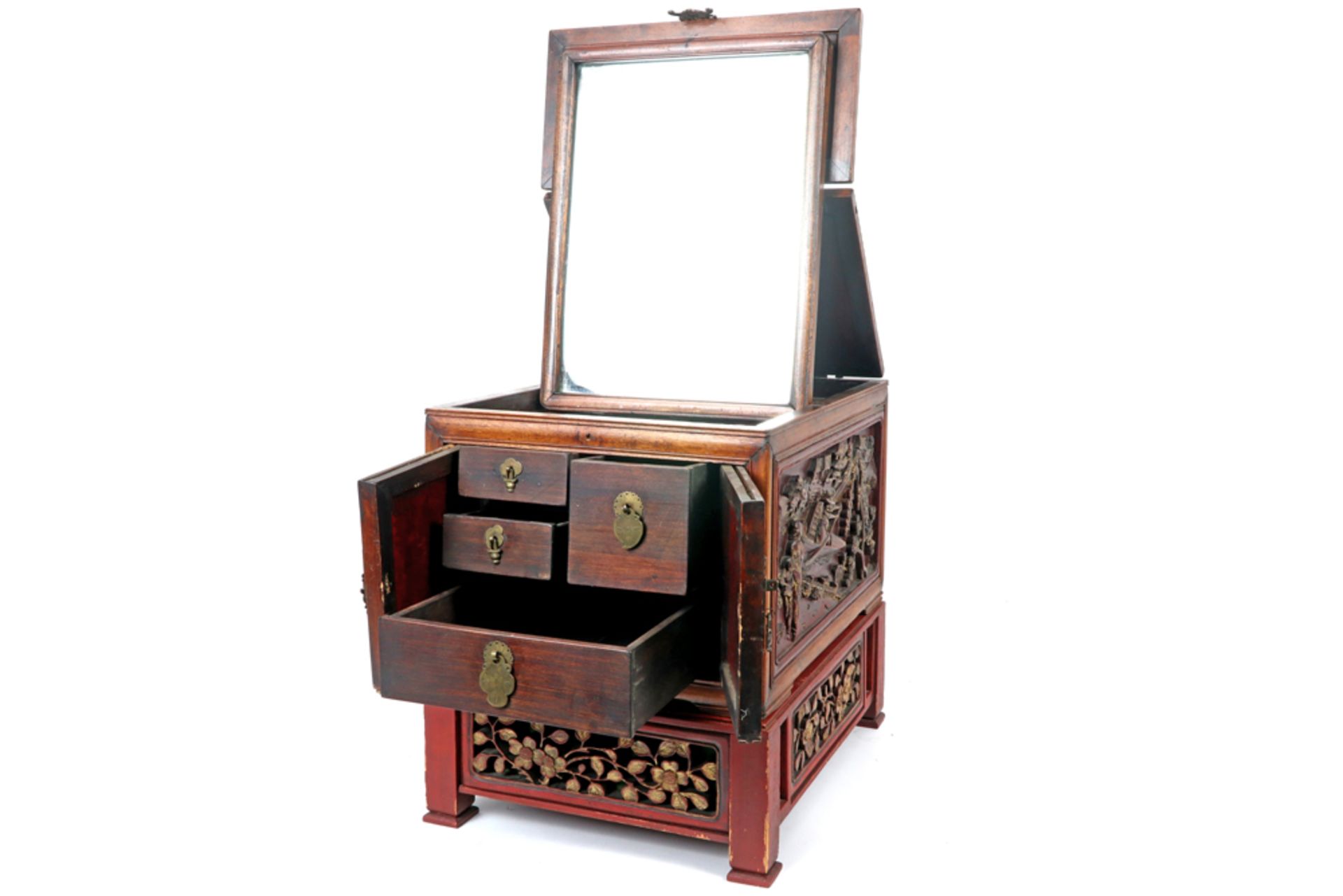 antique Chinese chest with finely sculpted panels || Antiek Chinees kistje met fijn gesculpteerde - Bild 4 aus 4