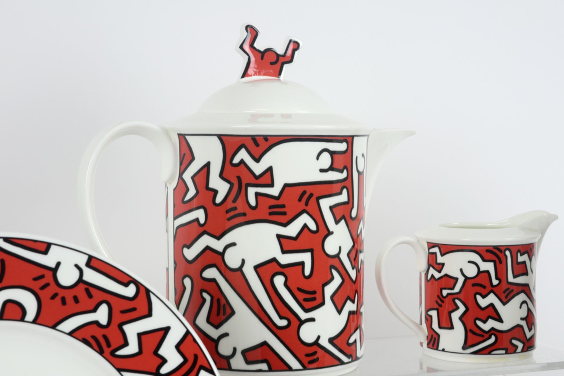 set with 16pcs of marked porcelain with a decor with typical Keith Haring figures edition by the - Bild 3 aus 5