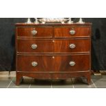 antique English chest of drawers in mahogany || Antieke Engelse commode met gegalbeerd front in