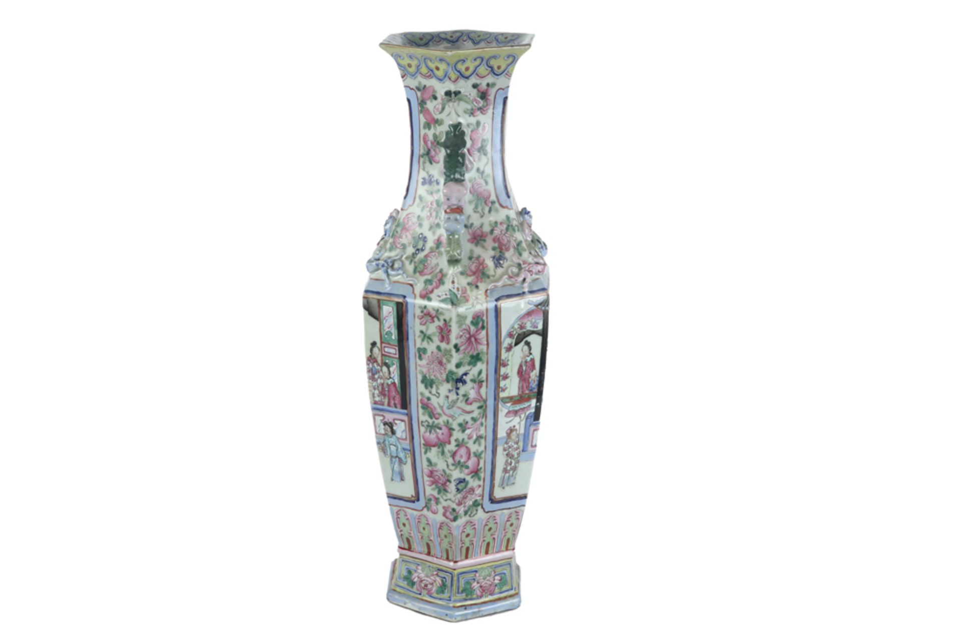 antique Chinese vase in porcelain with a polychrome decor with figures || Antieke Chinese vaas in - Image 4 of 6