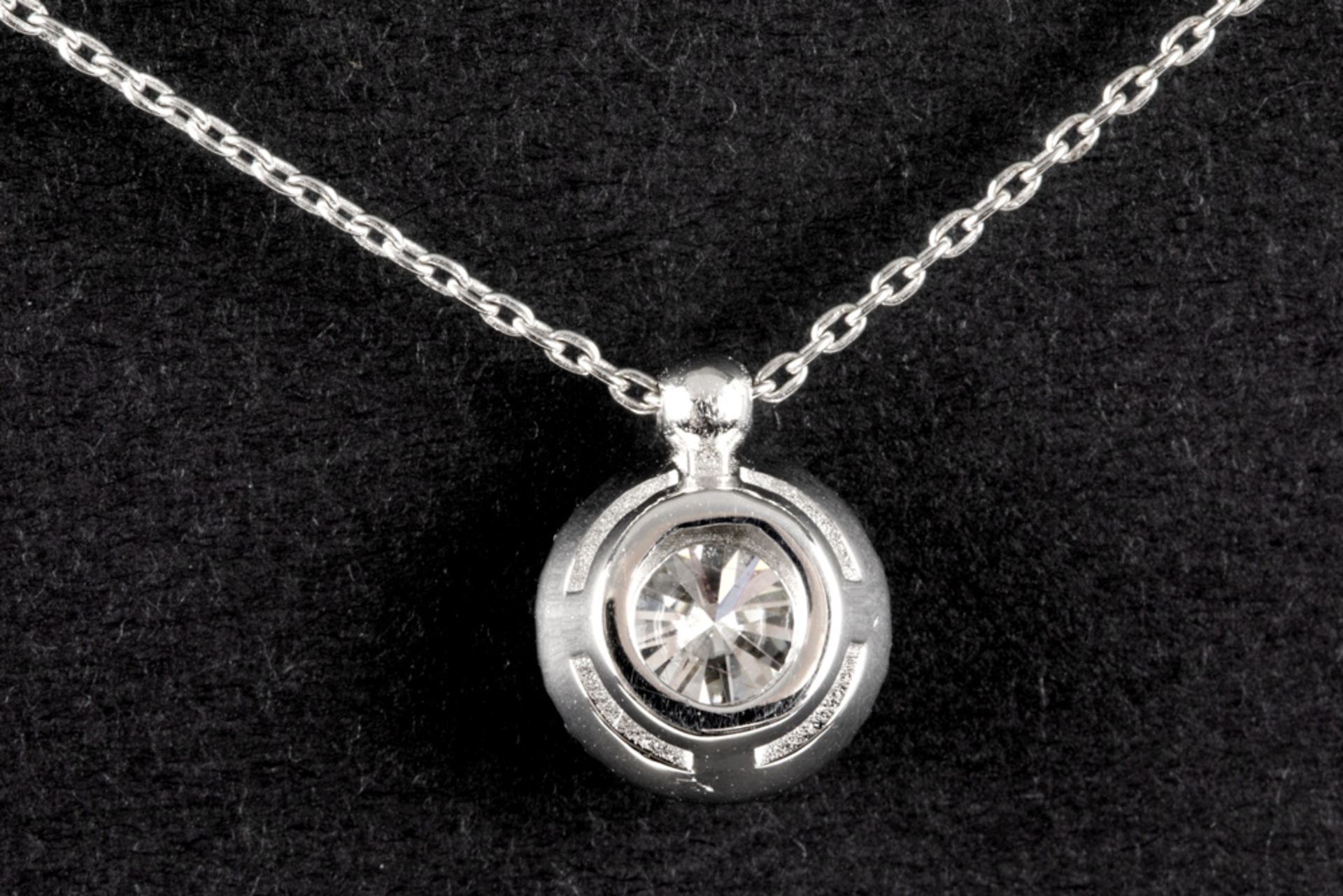 a contemporary pendant in white gold (18 carat) with a 0,97 carat quality brilliant cut diamond - Bild 2 aus 2