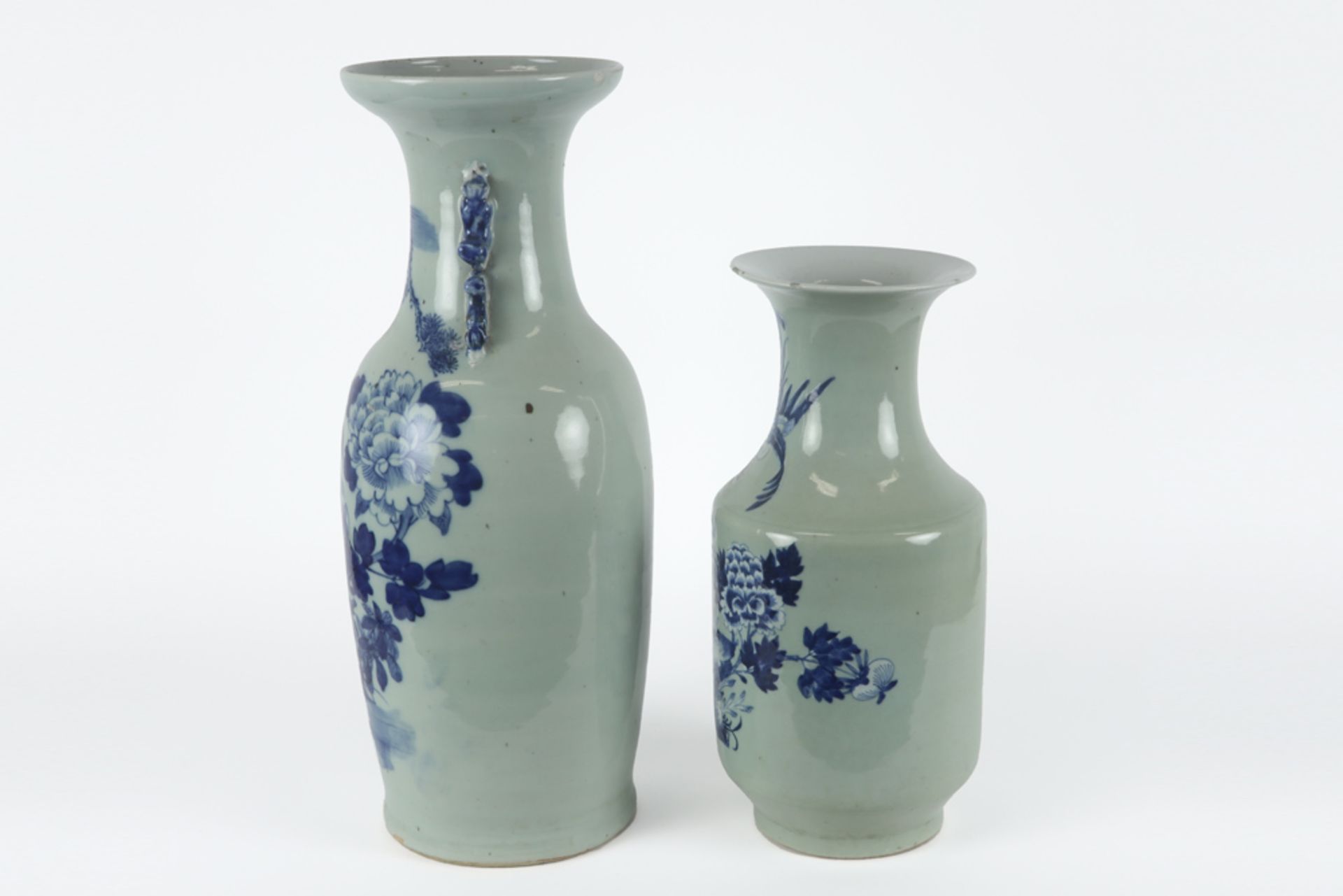 two antique Chinese porcelain vases with a blue-white decor || Lot (2) antiek Chinees porselein - Image 4 of 6