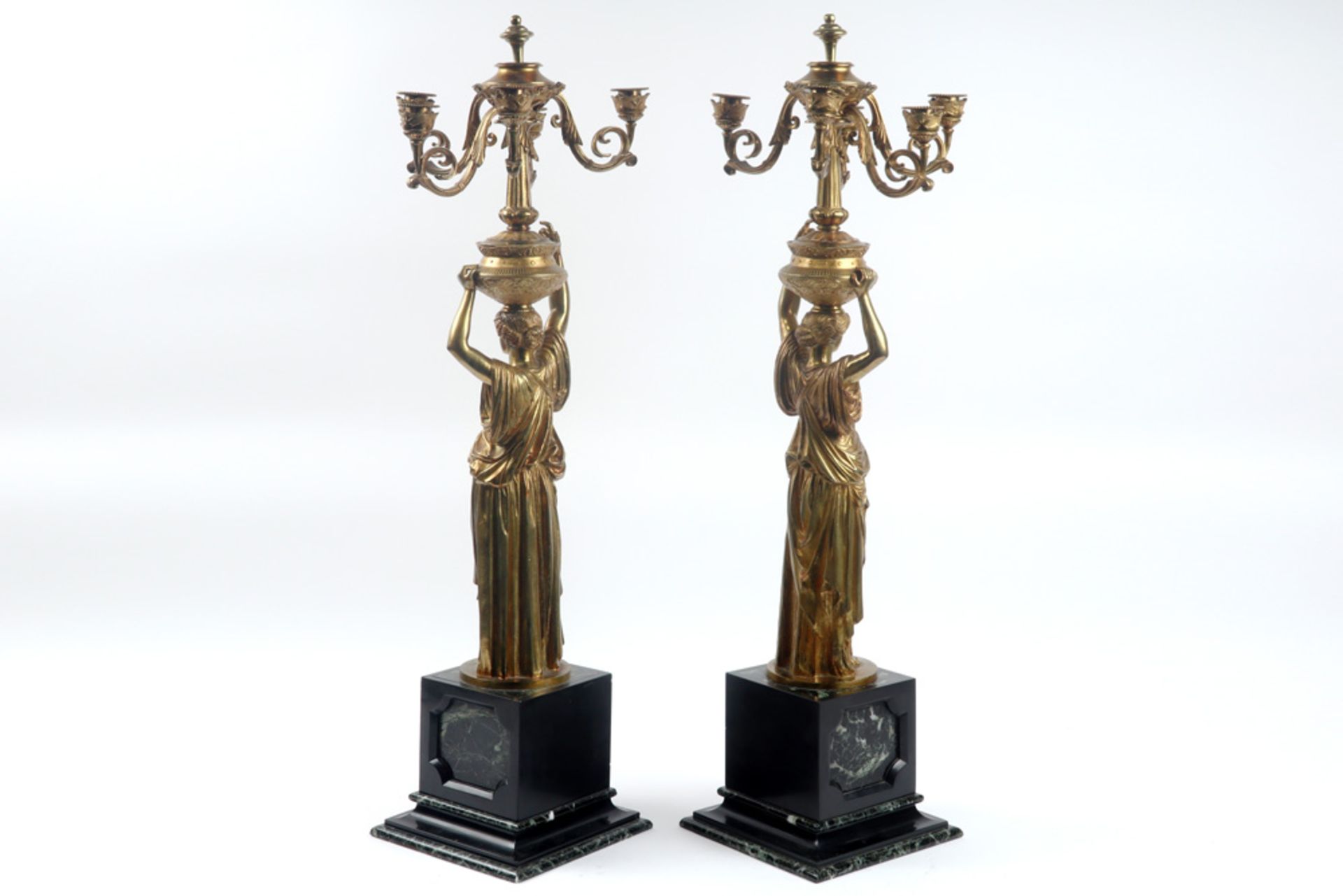 pair of 'antique' caryatid candelabra in gilded bronze and marble each with an Ancient Roman lady || - Bild 4 aus 4