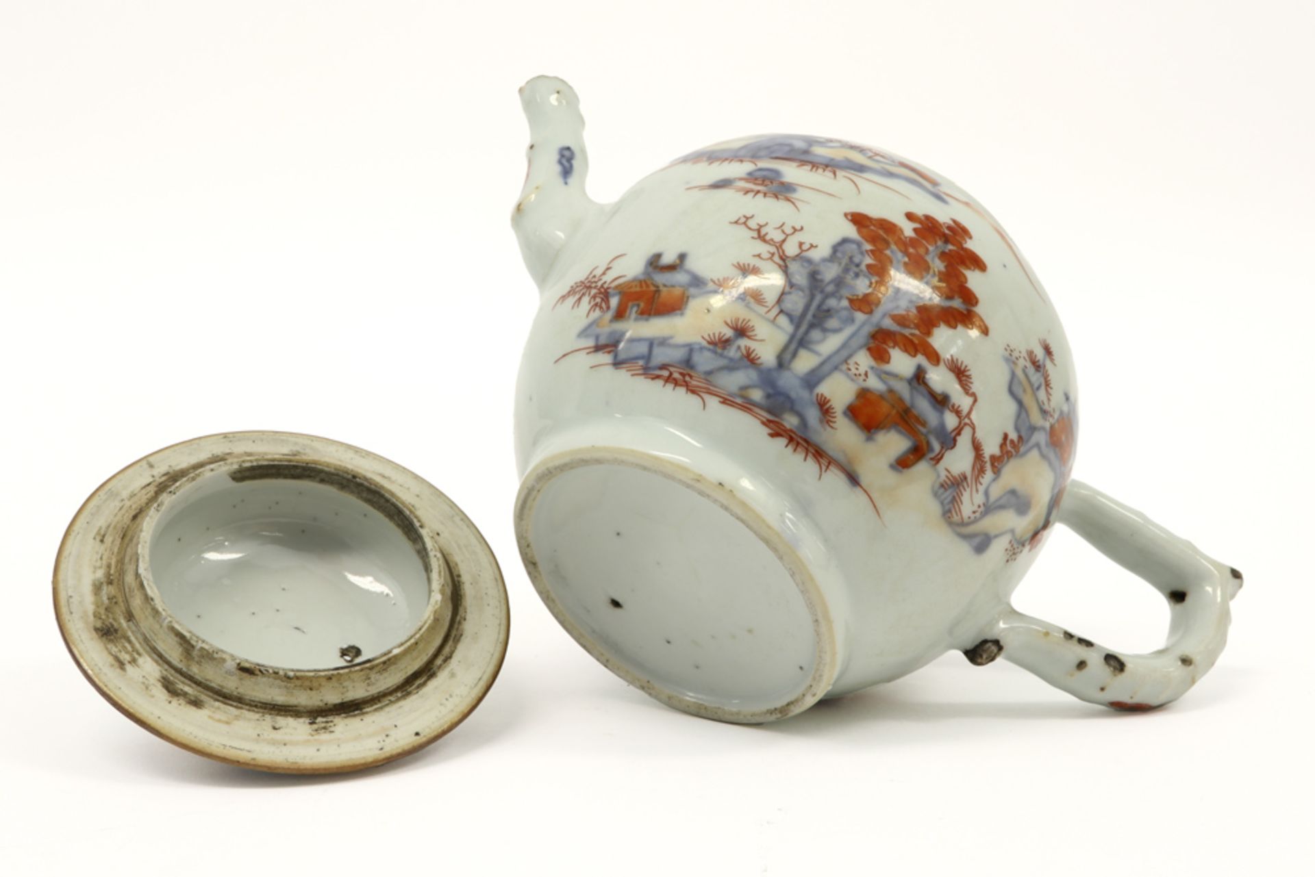 18th Cent. Chinese tea pot in porcelain with an Imari landscape decor || Achttiende eeuwse Chinees - Bild 4 aus 4