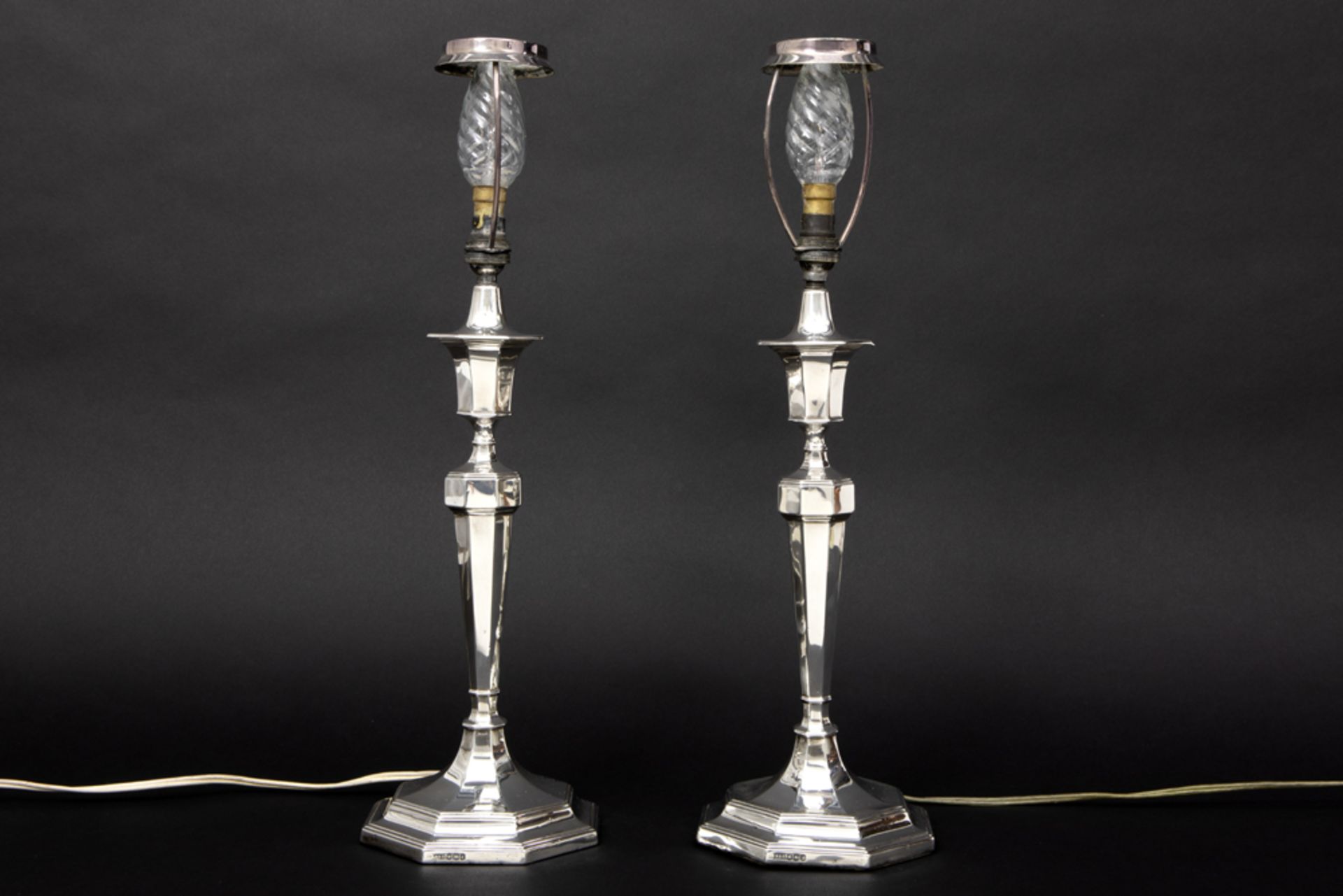 pair of English Art Deco candlesticks in Brook & Son signed and marked silver, made into lamps || - Bild 2 aus 4