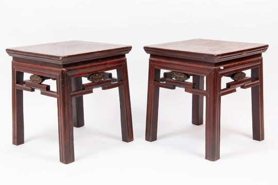 pair of antique Chinese stools or small tables in lacquered wood || Paar antieke Chinese - Image 2 of 3