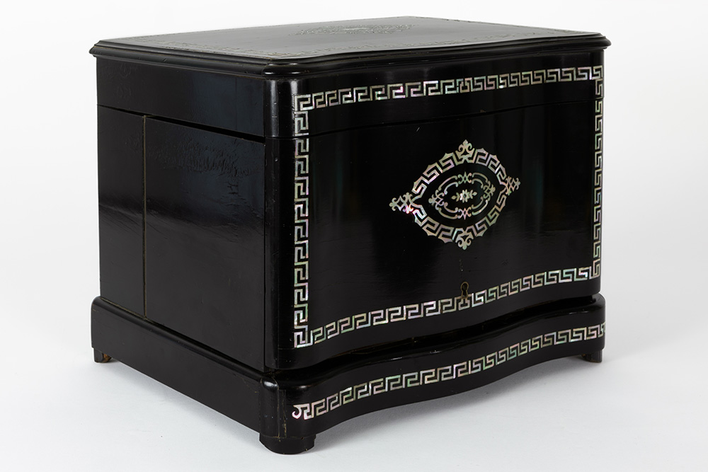 19th Cent. liquor cellar with its case with inlaid mother of pearl and with its content in clear - Image 3 of 3