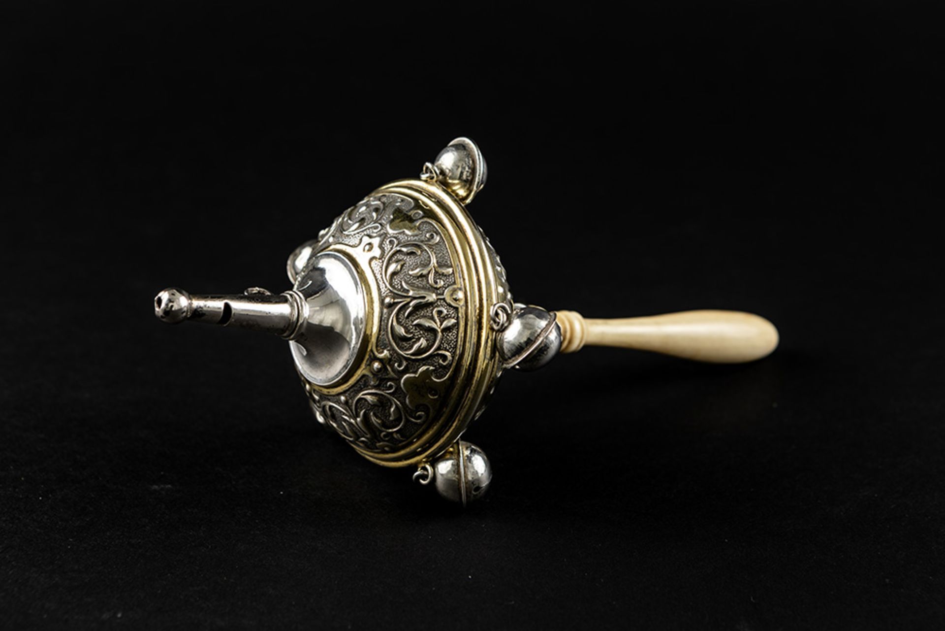 antique rattle in silver with a bone grip Antieke rammelaar in massief zilver, met handvat in been -