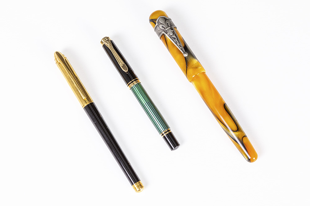 three marked pen, one with a resin case, one by Pelikan and one by Bulgari Lot van drie pennen,